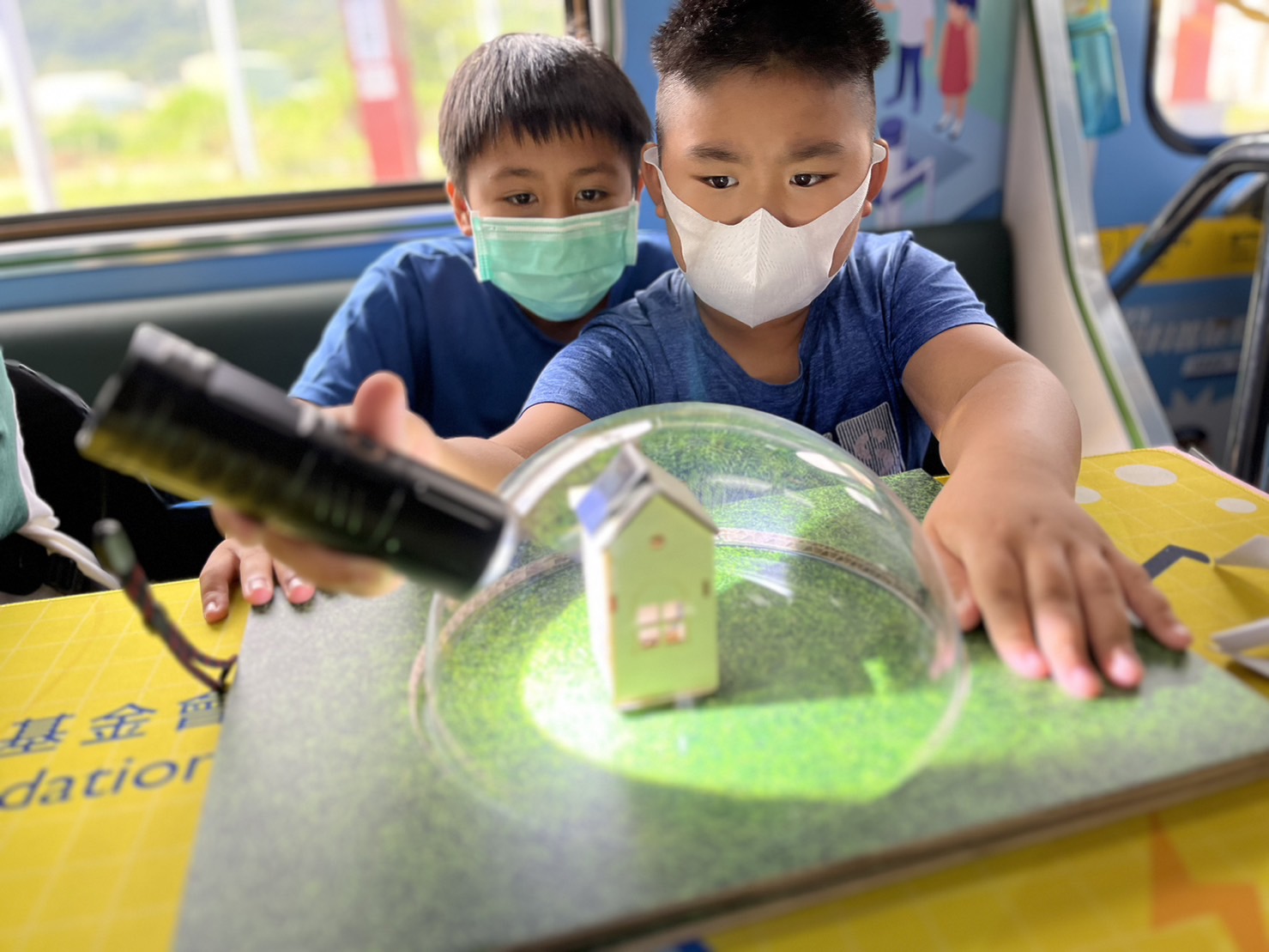 AG贵宾參與基礎科學主題車廂，以STEAM教學精神，設計「逐日科學家」、「太陽能工程師」以及「淨零建築師」三大能源科普課程和實驗